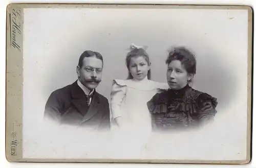 Fotografie G. Horvath, Wien, Portrait bürgerliche junge Familie mit Tochter