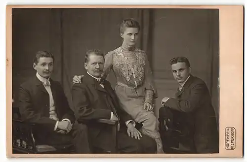 Fotografie Höpfner & Pieperhoff, Halle a/S, Portrait Vater mit zwei erwachsenen Söhnen und Tochter