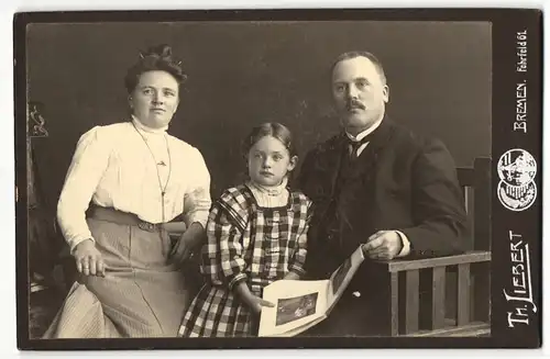 Fotografie Th. Liebert, Bremen, Portrait junge bürgerliche Familie mit Tochter