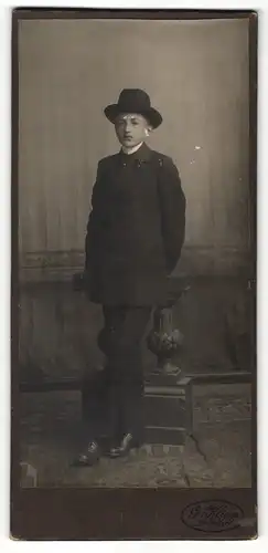 Fotografie G. Klipp, Arendsee, Portrait niedlicher Bube mit schwarzem Hut Anzug
