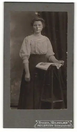 Fotografie Atelier Wilhelma, Heilbronn, Portrait brünette junge Schönheit mit Zeitschrift