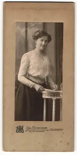 Fotografie Carl Fleischmann, Heilbronn, Portrait charmant blickende junge Dame mit Dutt und Halskette
