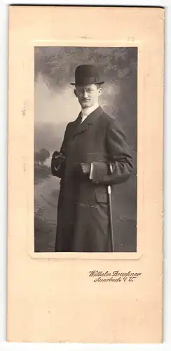 Fotografie Wilhelm Bruckner, Auerbach i / V., Portrait bürgerlicher Herr im Mantel mit Hut und Stock