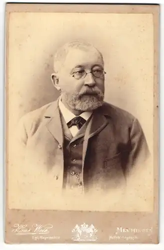 Fotografie Hans Weis, Memmingen, Portrait bürgerlicher Herr im Anzug mit Vollbart und Brille