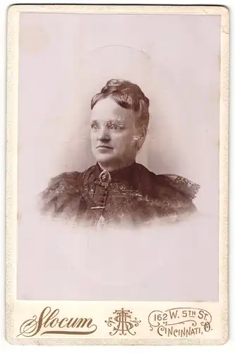 Fotografie Slocum, Cincinnati, O., Portrait bürgerliche Dame mit Hochsteckfrisur und Kragenbrosche