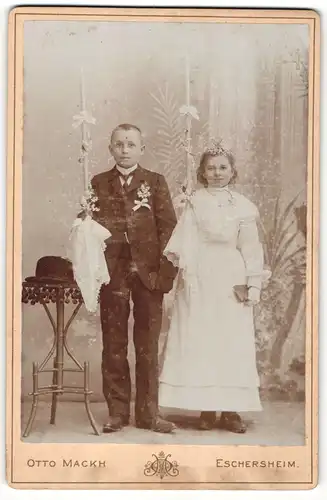 Fotografie Otto Mack, Eschersheim, Portrait Junge und Mädchen zur Kommunion mit Gebetsbüchern und Kerzen