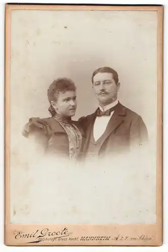 Fotografie Emil Groote, Mannheim, Portrait bürgerliches Paar in eleganter Kleidung