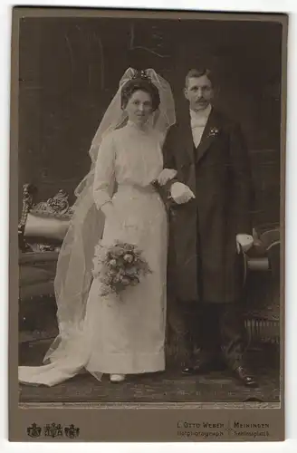 Fotografie L. Otto Weber, Meiningen, Portrait bürgerliches Paar in Hochzeitskleidung mit Schleier und Blumenstrauss