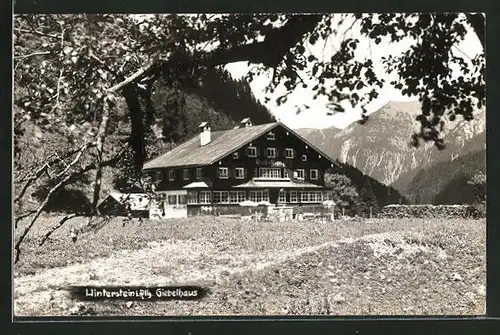 Foto-AK Hinterstein i. Allg., Partie am Gasthof Giebelhaus mit Alpenmassiv