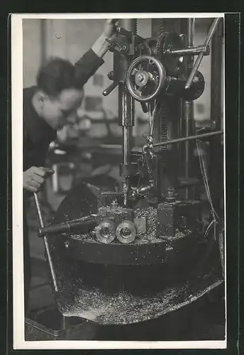 AK Fabrikarbeiter an einer Maschine arbeitend