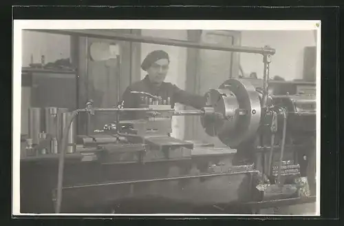 AK Fabrikarbeiter bedient eine Maschine