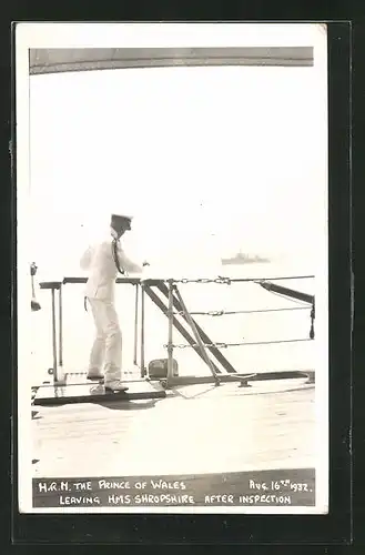 Foto-AK H.R.M. The Prince of Wales leaving HMS Shropshire after Inspection