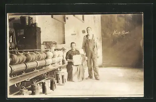 Foto-AK Maschinist mit Ölkanne und Frau in Textilfabrik