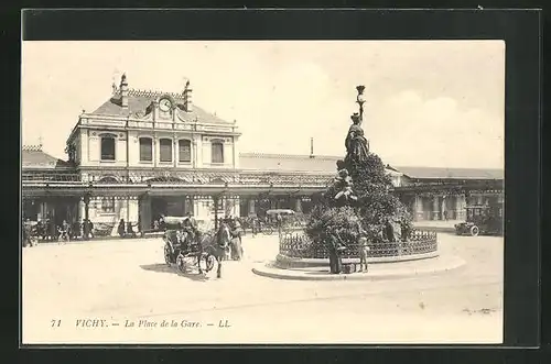 AK Vichy, La Place de la Gare, Bahnhof