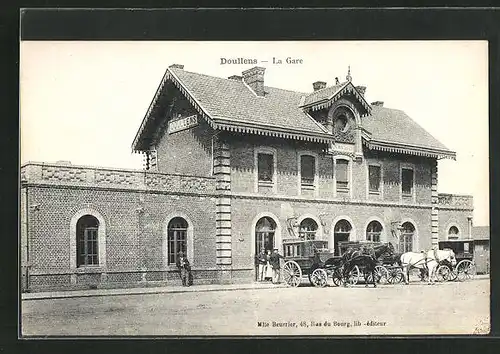 AK Doullens, La Gare, Bahnhof