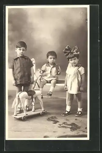 AK Kinder mit einem Schaukelpferd porträtiert