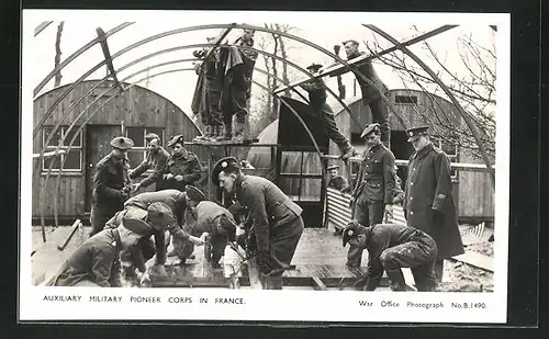 AK Auxiliary Military Pioneer Corps in France, britische Soldaten bauen Unterkünfte