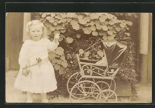 Foto-AK Niedliches blondes Mädchen mit Puppenwagen