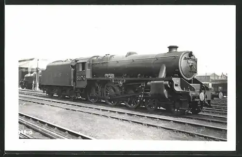Foto-AK Lokomotive, LMS, 5076 mit Tender auf Gleisen, englische Eisenbahn
