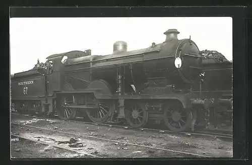 Foto-AK Dampflokomotive, 67, Southern, englische Eisenbahn mit Kohlentender und Zugführer