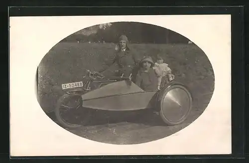 Passepartout-Foto-AK Mann mit Frau und Kind auf einem Motorrad
