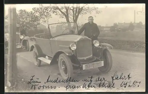 Foto-AK Mann vor einem Opel