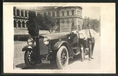 Foto-AK Zwei Männer in Tracht mit einem Benz