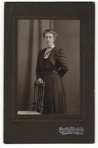 Fotografie Martin Herzfeld, Dresden, Portrait elegant gekleidete Dame an Stuhl gelehnt