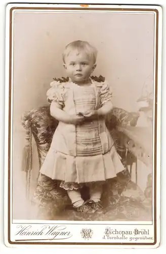 Fotografie Heinrich Wagner, Zschopau-Brühl, Portrait hübsch gekleidetes Mädchen auf Stuhl stehend