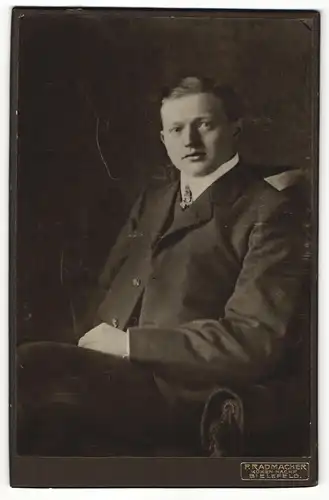Fotografie F. Radmacher, Bielefeld, Portrait sitzender Herr im Anzug mit Krawatte