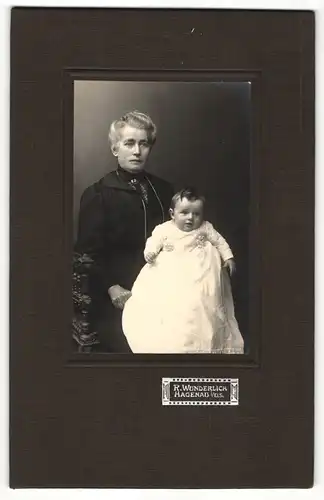 Fotografie R. Wunderlich, Hagenau i. Els., Grossmutter mit ihren Enkelkind im Taufkleidchen