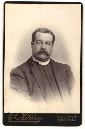 Fotografie E. E. Hilbig, Maidstone, älterer Herr mit Schnauzbart, im Anzug