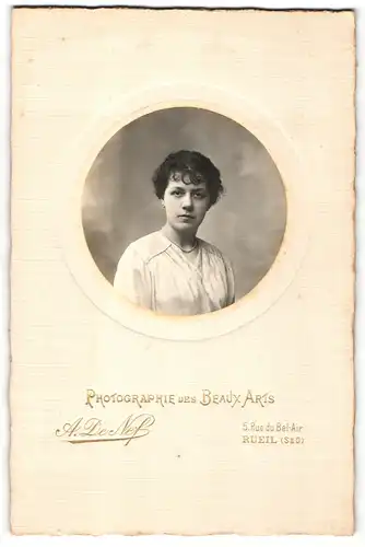 Fotografie A. De Nef, Rueil, Portrait junge Frau mit zusammengebundenem Haar