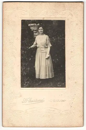 Fotografie A. Cassard, Saujon, Portrait junge Frau in zeitgenöss. Mode