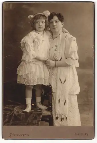 Fotografie Sig. Bing, Wien, Portrait Dame und Mädchen in festlicher Kleidung