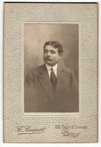 Fotografie C. Cognet, Paris, Portrait bürgerlicher Herr im Anzug mit Krawatte und Schnurrbart