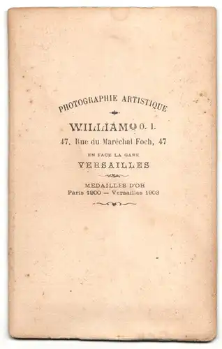 Fotografie William, Versailles, Portrait hübsch gekleidetes Mädchen mit Tasche an Bank gelehnt