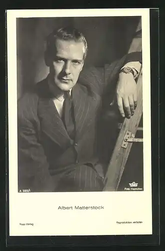 AK Schauspieler Albert Matterstock mit ernsten Blick im Anzug porträtiert