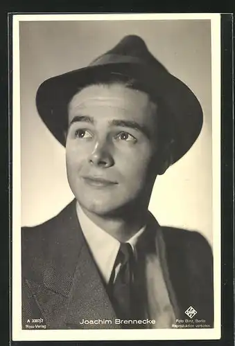AK Schauspieler Joachim Brennecke mit Hut zur Seite schauend