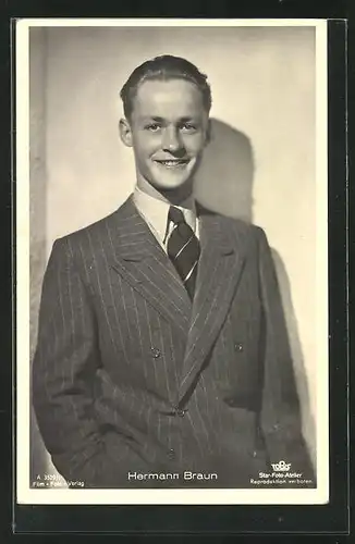 AK Schauspieler Hermann Braun im Anzug in die Kamera lächelnd