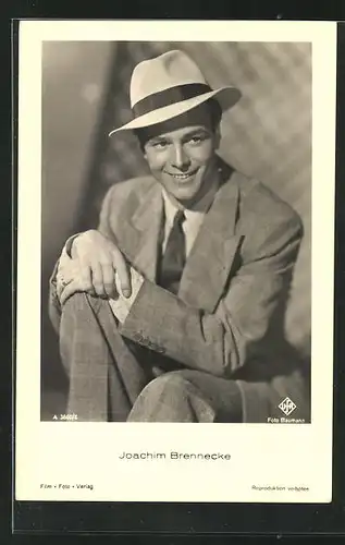 AK Schauspieler Joachim Brennecke im Anzug mit Hut zur Seite lächelnd