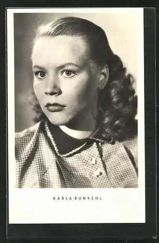AK Schauspielerin Karla Runkehl mit ernstem Blick