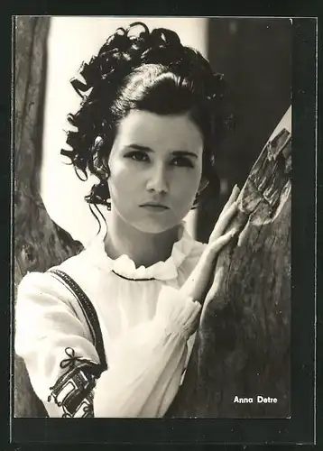 AK Schauspielerin Anna Detre an einem Baum