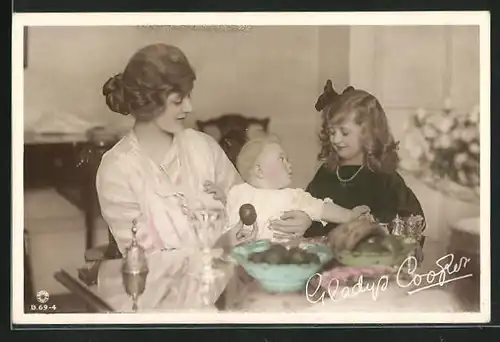 AK Schauspielerin Miss Gladys Cooper mit Joan & Baby John