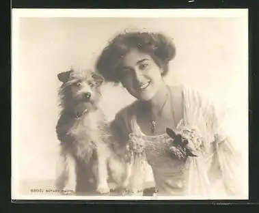 AK Schauspielerin Miss Sybil Arundale mit Hund