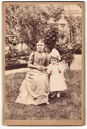 Fotografie unbekannter Fotograf und Ort, Portrait sitzende Dame und kleines Mädchen in modischen Kleidern