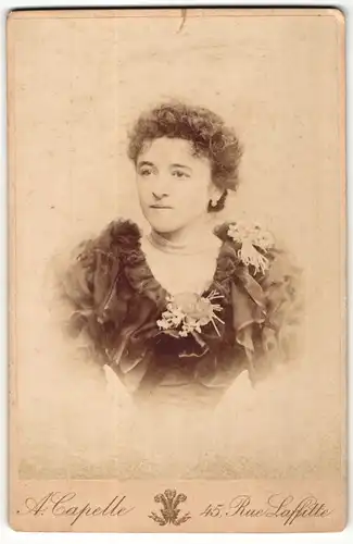 Fotografie A. Capelle, Paris, Portrait elegant gekleidete Dame mit Ohrringen
