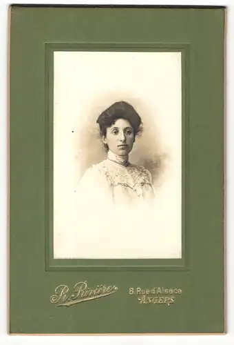 Fotografie R. Riviere, Angers, Portrait bürgerlich gekleidete Dame mit Hochsteckfrisur