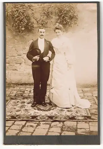 Fotografie unbekannter Fotograf und Ort, Portrait bürgerliches Paar in Hochzeitskleidung mit Hut