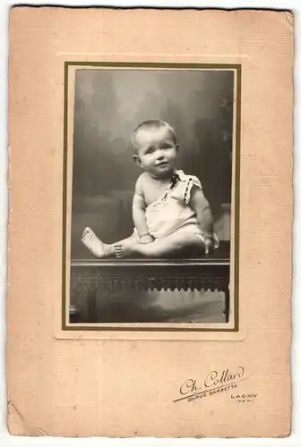 Fotografie Ch. Collard, Lagny, Portrait niedliches Baby im weissen Hemd auf Tisch sitzend